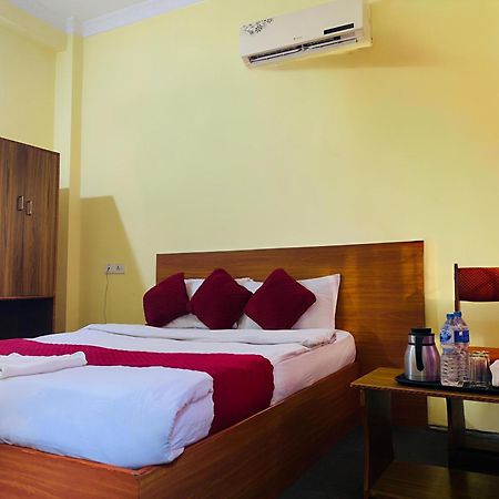 Hotel Daisy Park Bhairāhawā Buitenkant foto