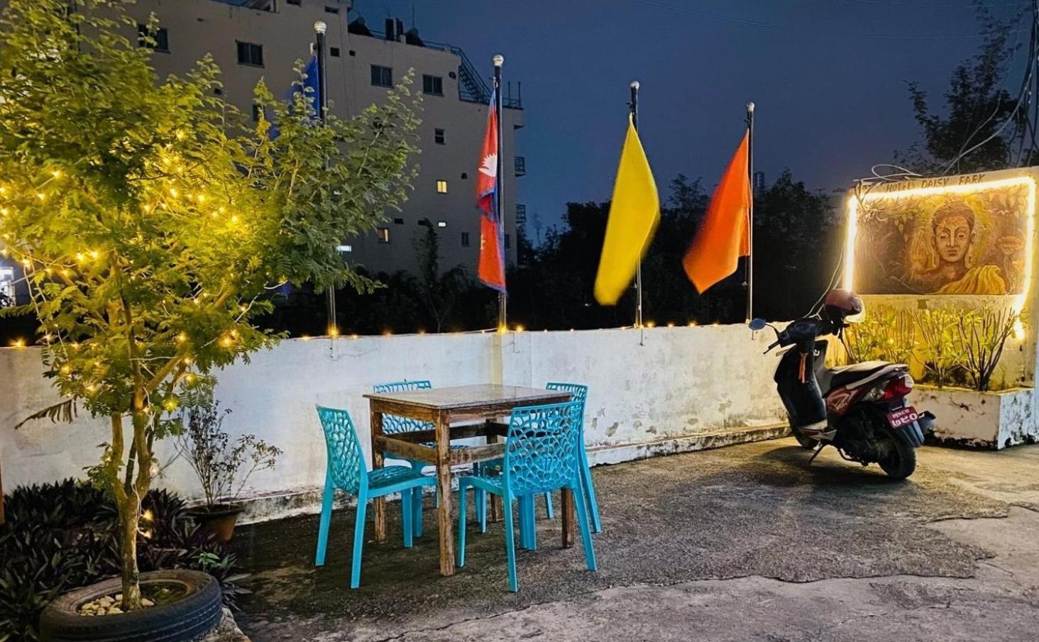 Hotel Daisy Park Bhairāhawā Buitenkant foto