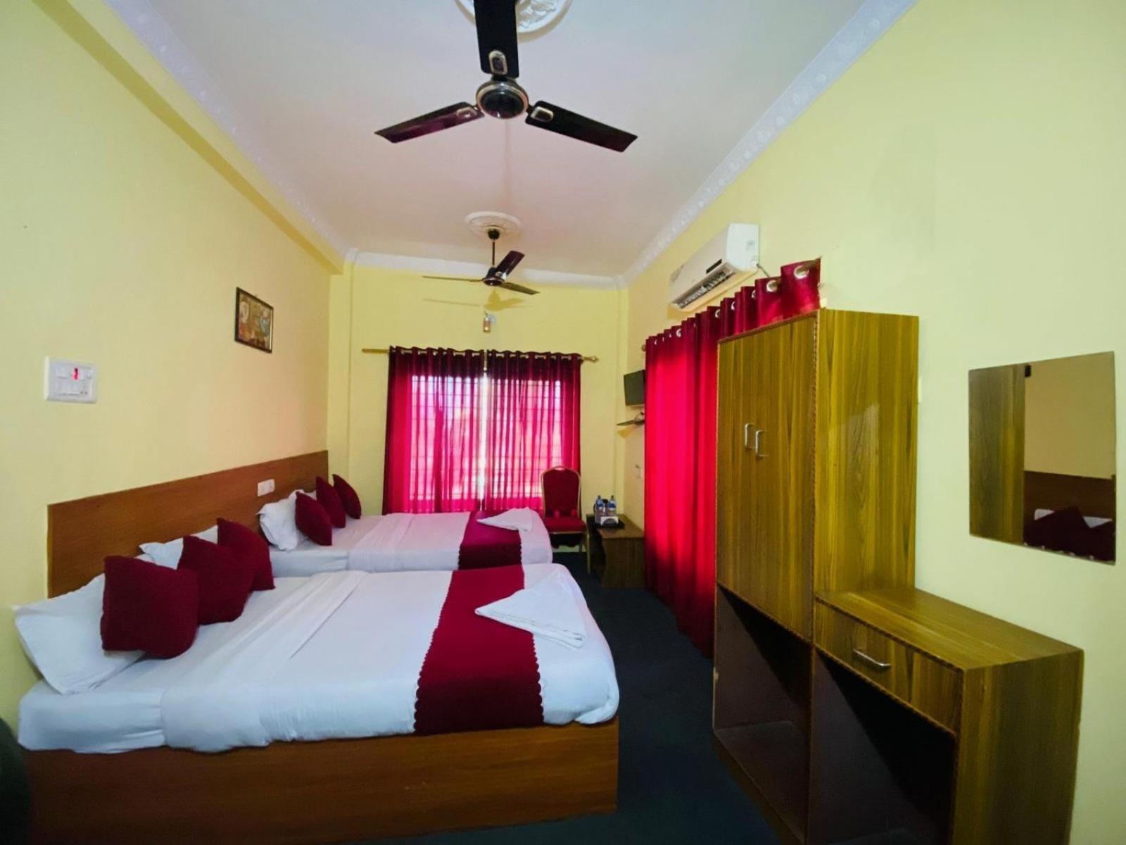 Hotel Daisy Park Bhairāhawā Buitenkant foto